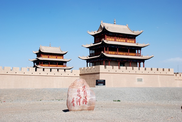 Westliche Ansicht des Turmes von Jiayuguan und des Turmes der Vershnung